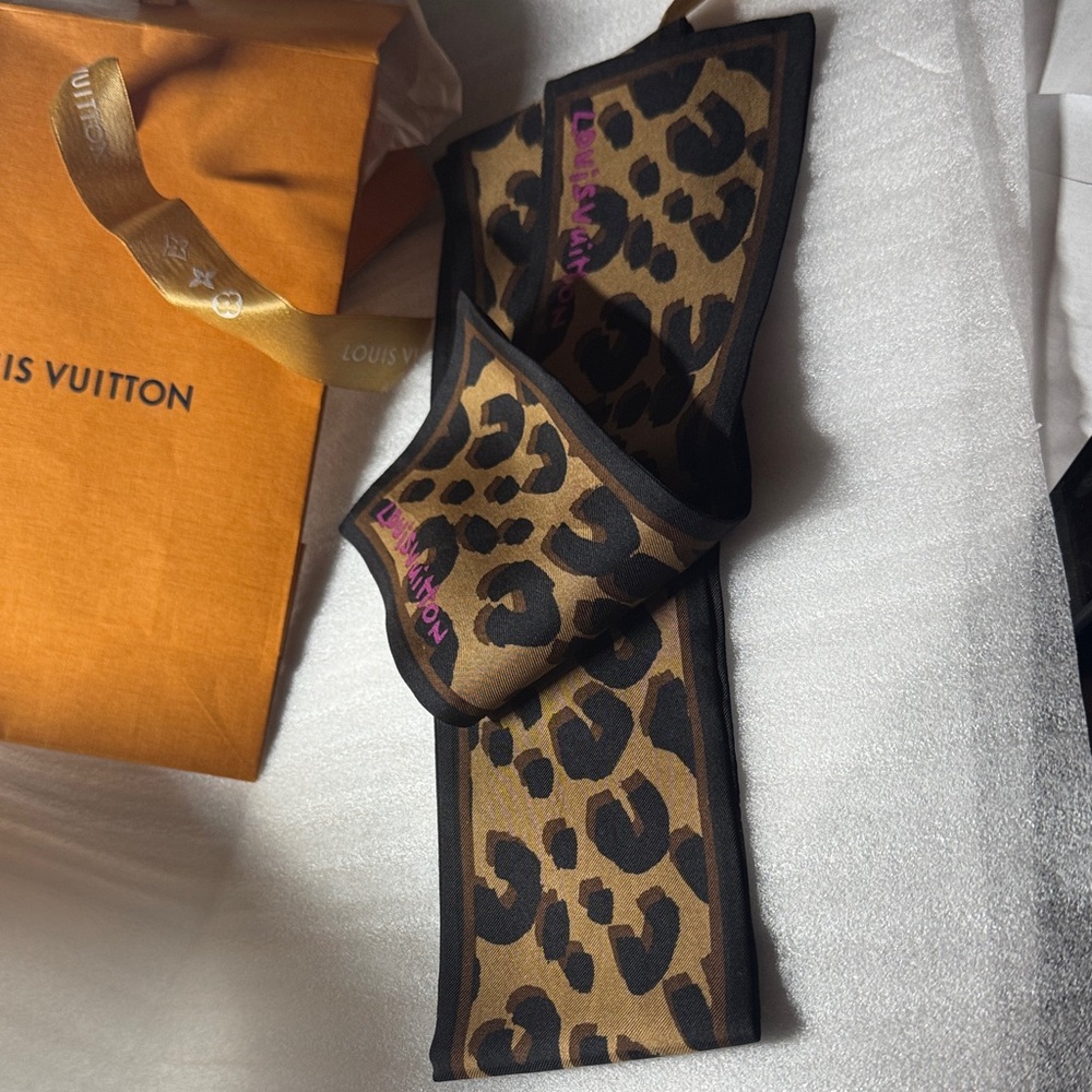 Louis Vuitton Animal Print Brown/Black Leopard Silk Twill skinny scarf/ bandanna